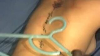 La folla tan duro que le rompe una percha