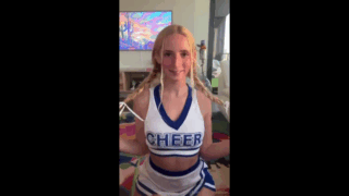 La hermana mayor de un amigo dando mamada