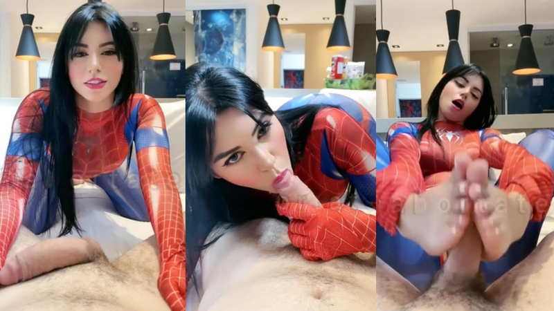 La mujer araña Bianca Alves chupa y hace una paja con los pies