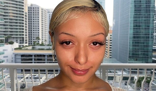 La princesa Emily se enfrenta a la temible polla de Brickzilla