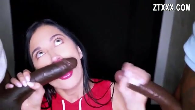 La puta Alex Coal en un intenso trío interracial con Jax Slayher y Pressure