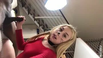 La señora Parker jugando con la gran polla negra de su amiga