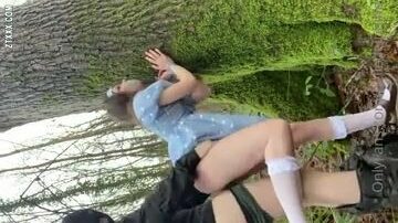 La sumisa Belle Delphine es follada duro en el bosque