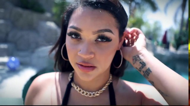 La tetona Ashlyn follada en el sofá por una BBC