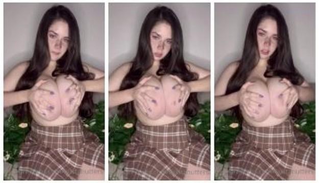 La tetona Sara Bustani jugando con sus tetas