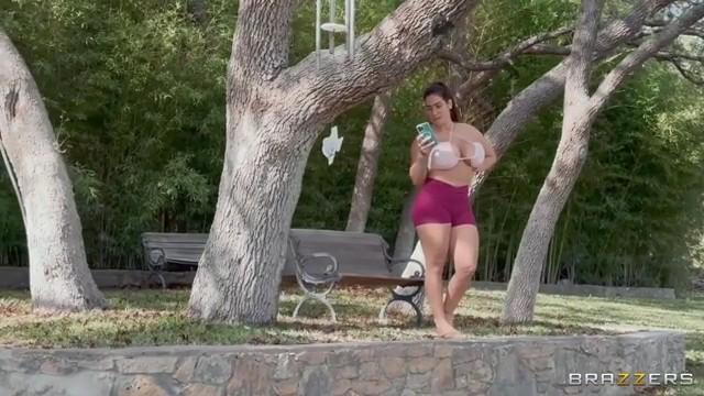 La tetona Yinyleon chupando una polla en el parque público