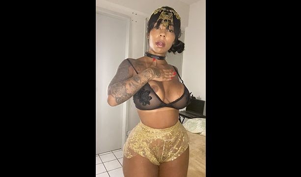 La tetona valentina ferraz mostrando su grueso cuerpo