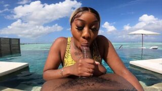 Lalakoi follando en Maldivas al aire libre