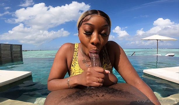 Lalakoi follando en Maldivas al aire libre