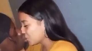 Le come la cara para besarla WTF