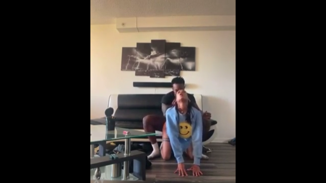 Le dije que viniera para poder usar ese culo.