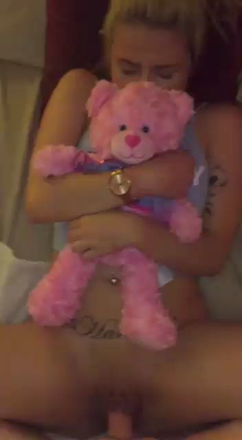 Le encanta que se la metan con su peluche