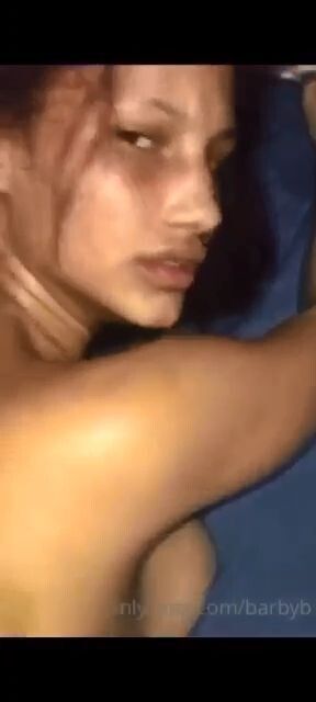 Le rompe una percha arriba bien rudo