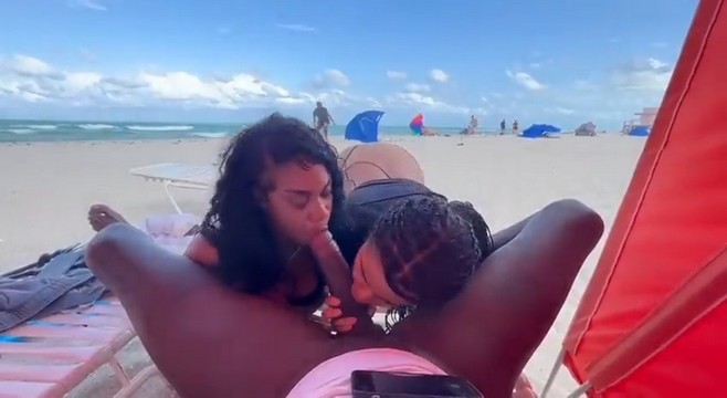 Los adolescentes chupando mandingo en público en la playa