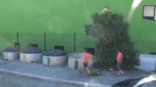 Los graban teniendo un rapidito en la calle