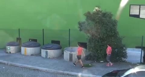 Los graban teniendo un rapidito en la calle