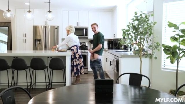 MYLF- Charli Phoenix le hace sexo oral a su hijastro