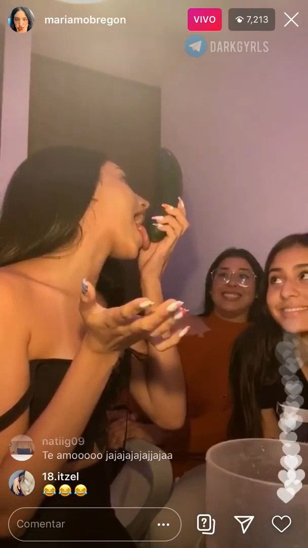 Mariam Obregon se mete pepino en la boca