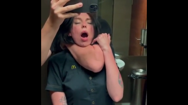 Me follé a una empleada de McDonald’s después de que derramó mi bebida 😠