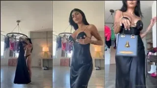 Mia Khalifa se prueba la bata desnuda