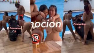 Mujeres de Santana BarberShop desnudas recortando un cliente