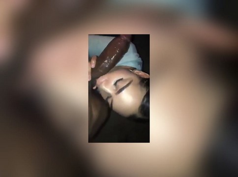 Negra chupando una super polla que no le cabe en la boca