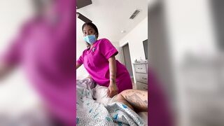 Nevvymas brindando un excelente servicio a su paciente.