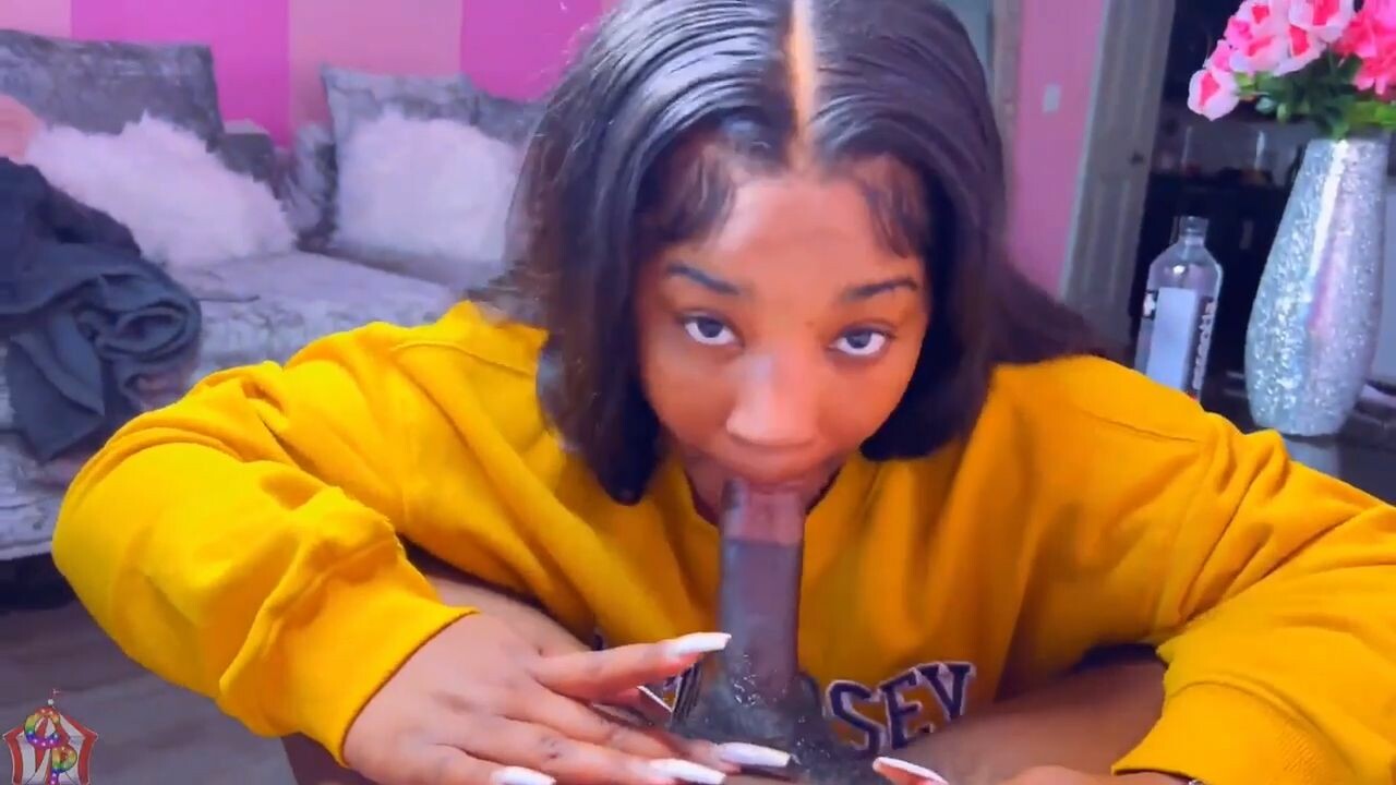 Niña pequeña y gruesa montando una gran polla negra como una diosa