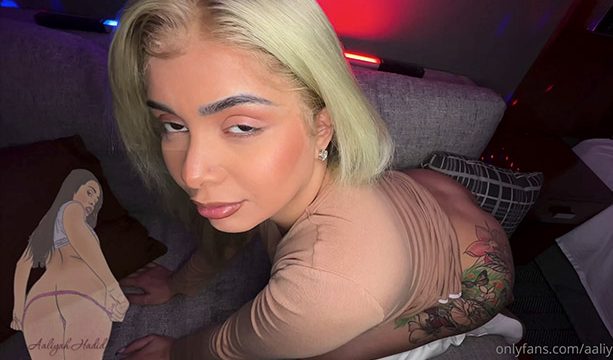 PAWG Aaliyah follada a cuatro patas en el sofá