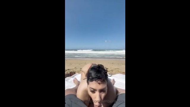 PAWG Ámbar Follando en la playa