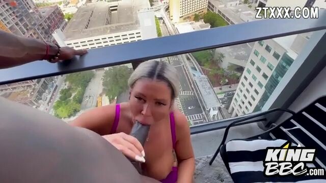 PAWG hace una súper mamada al aire libre en el balcón