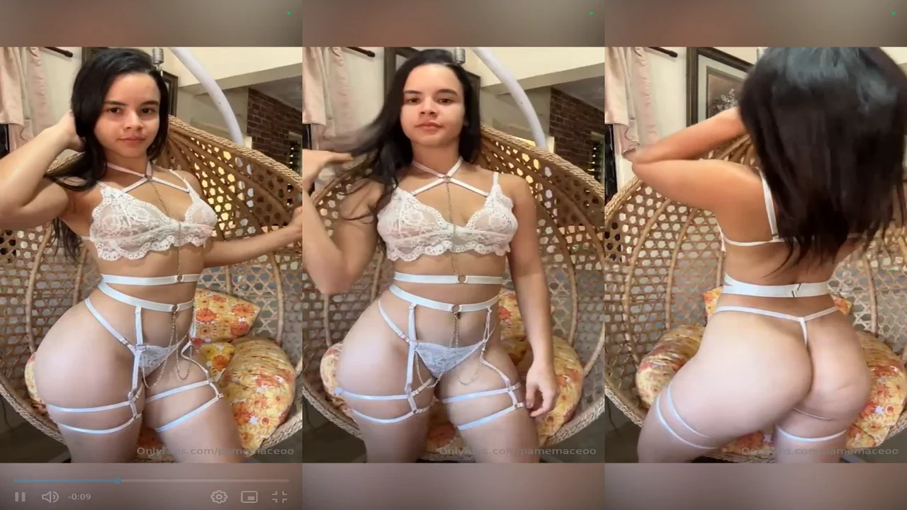 Pamela Maceo modelando lenceria blanca