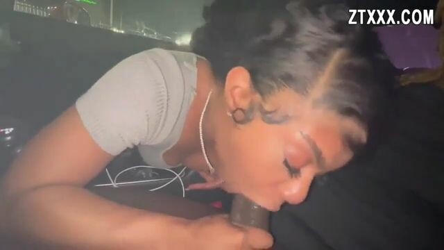 Persia chupando una gran polla negra en el coche
