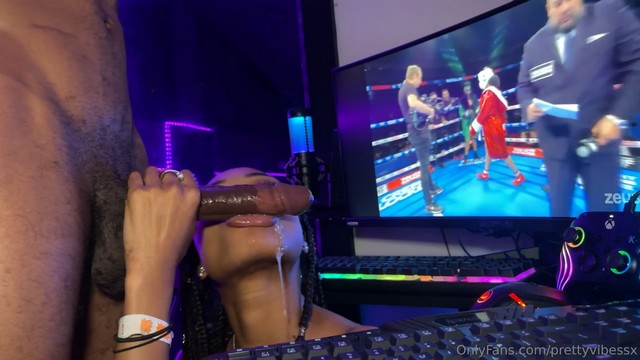 Prettyvibessx Chupando una gran polla en la sala de juegos