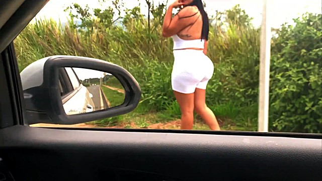 Recojo a una desconocida en mi auto y termina chorreando