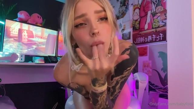 Rubia Peachtot digitación en la sala de juegos porno filtrado