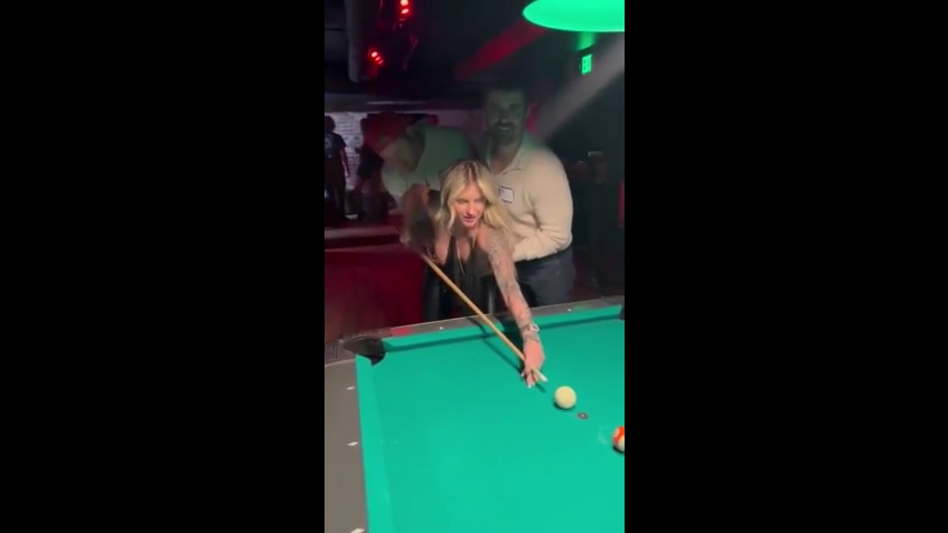 Rubia cachonda lunes público digitación coño