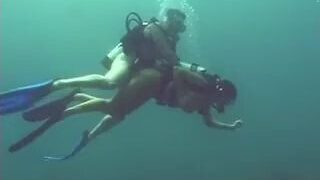 Se la folla bajo el agua