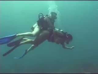 Se la folla bajo el agua