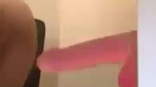 Se masturba con el dildo en la pared
