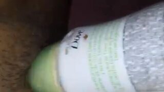 Se masturba con un desodorante