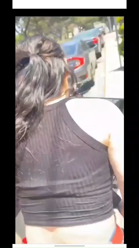 Se quita la ropa en la calle