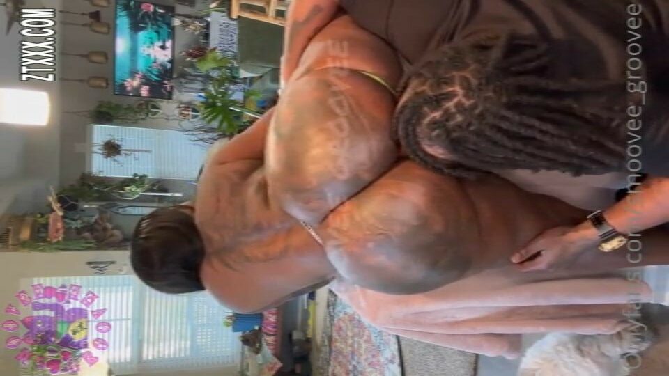 Sextape filtrado de Smooveegroovee con gran culo tatuado