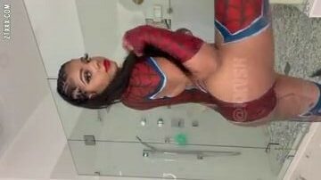 Spiderwoman mostrando todo mientras hace twerking