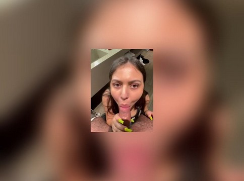 Taliyaandgustavo chupando en la cocina