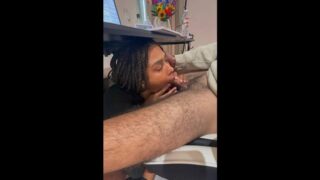 Thick Jaaden Ella se la chupa a su hermanastro mientras él juega LOL