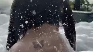 Valery Altamar moviendo el culo con chorro de agua