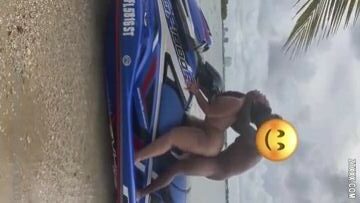 Victoryaxo Follada al aire libre en la playa sur