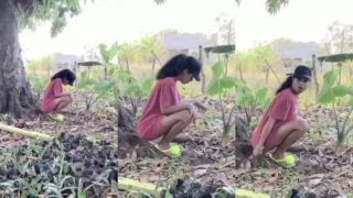 Yeraldincom orinando en el campo