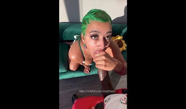 Zafiro frente a una gran polla negra